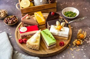 Изысканный десертный набор с разнообразием вкусов и текстур на деревянной подставке