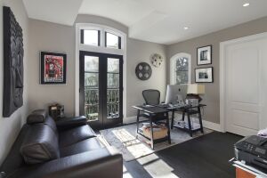 Домашний офис с кожаным диваном, компьютерным столом и принтером