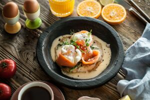 Омлет с лососем и зеленью на завтрак