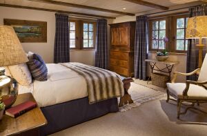 Комната с кроватью и комодом