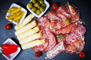 Мясная гастрономия с нарезкой колбас, сыра, оливками и перцем