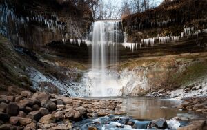 Замерзший водопад с сосульками и камнями