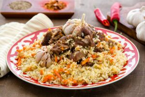Аппетитный плов с мясом, рисом и сухофруктами