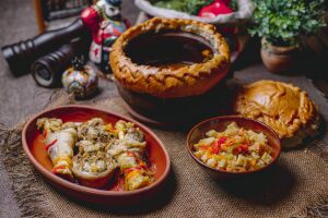 Эстонская кухня на столе, включающая пирог с мясом и овощами