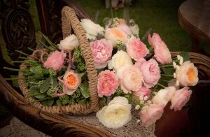 Плетеная корзина с розами