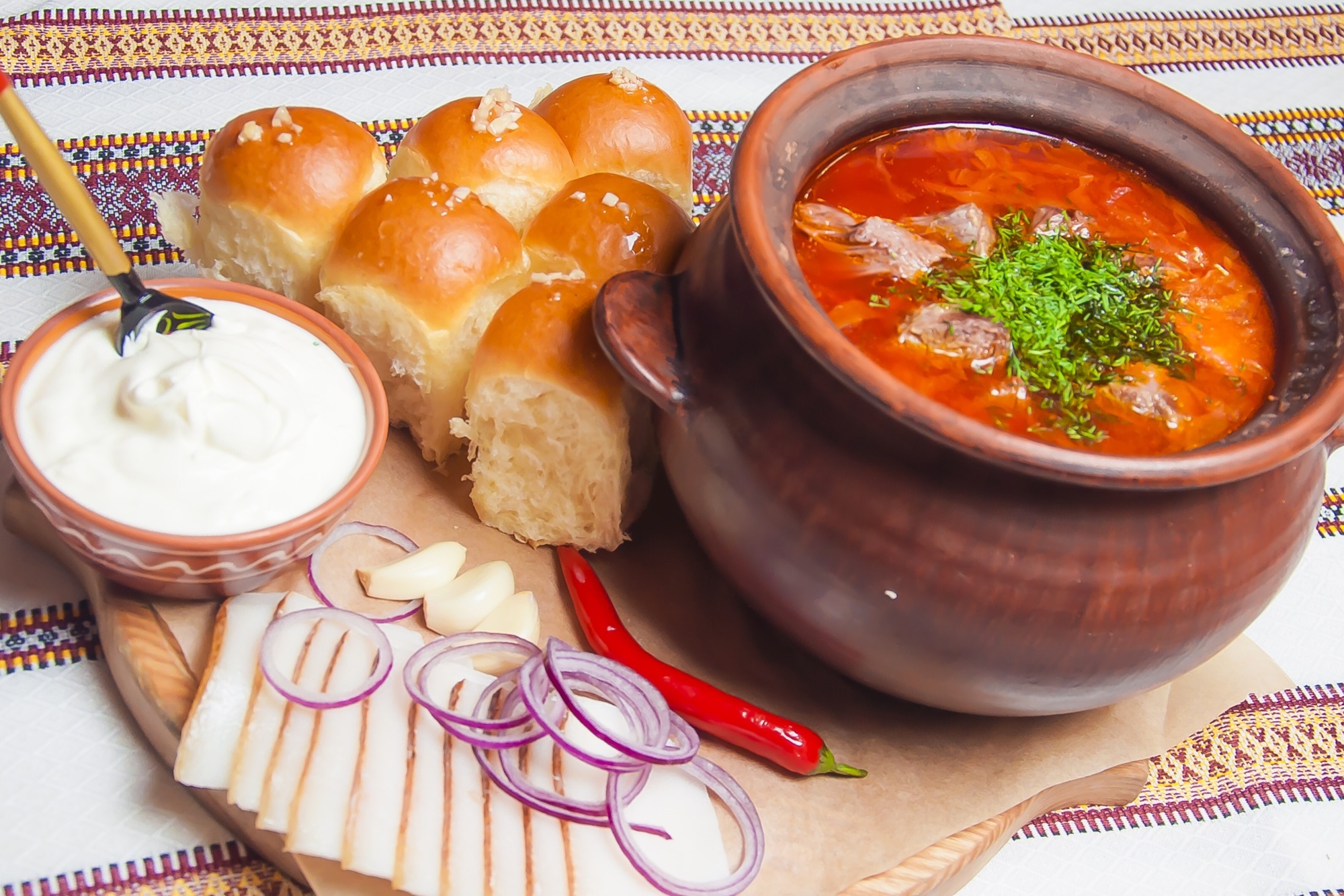 Насыщенный борщ, воздушные пампушки и ложка сметаны – простое, но вкусное угощение