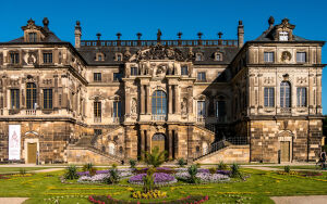 Великолепный дворец в Дрездене, утопающий в солнечном свете и обрамленный цветущими садами