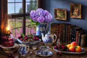 Утренний свет, фрукты, цветы и старинные книги в уютном уголке