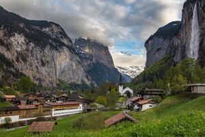 Швейцарская деревня Lauterbrunnen, раскинувшаяся у подножия скалистых гор, с каскадами водопадов, ниспадающих в долину