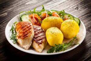 Аппетитная тарелка с жареным мясом, свежими помидорами, хрустящим салатом и нежным картофелем