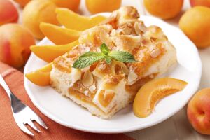 Свежая выпечка с абрикосовой начинкой, дополненная веточкой мяты и элегантной вилкой