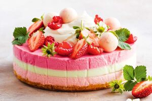 Нежный клубничный торт с воздушным кремом и свежими ягодами малины и клубники