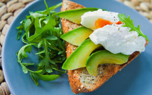 Яйцо пашот, зелень салата руккола, хрустящий хлеб, простой и вкусный завтрак