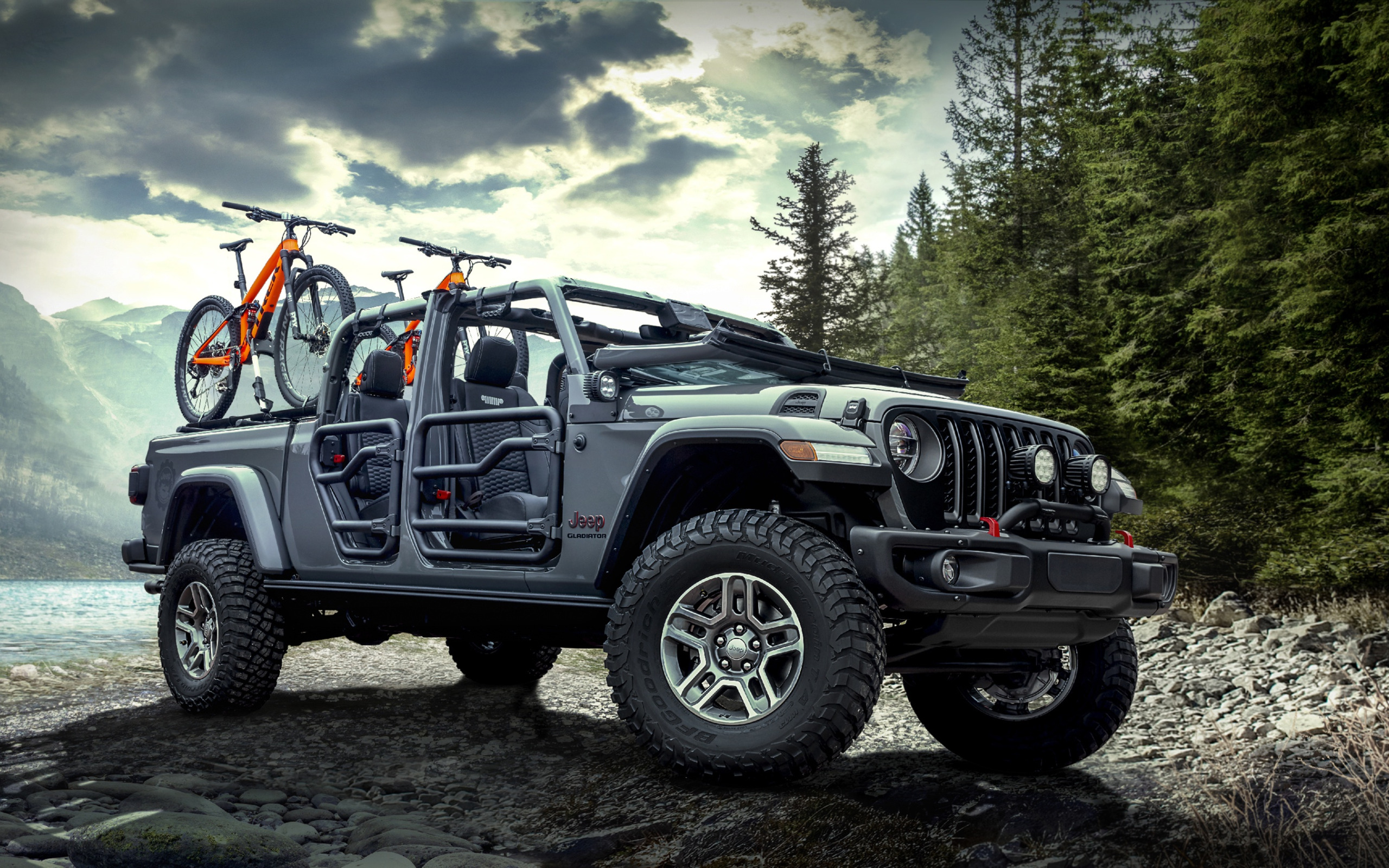 Стойкий Jeep Gladiator Rubicon, готовый к приключениям в дикой природе с велосипедами на багажнике