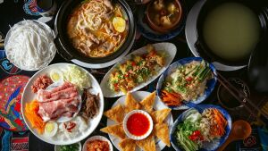 Разнообразие азиатских деликатесов и закусок, собранное на праздничном столе