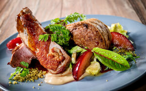 Жареная свинина с печеным картофелем, соусом и зеленью