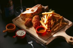 Картофель фри, моцарелла в кляре, соус тартар, чашечки, деревянная доска - идеальный перекус для любителей итальянской кухни
