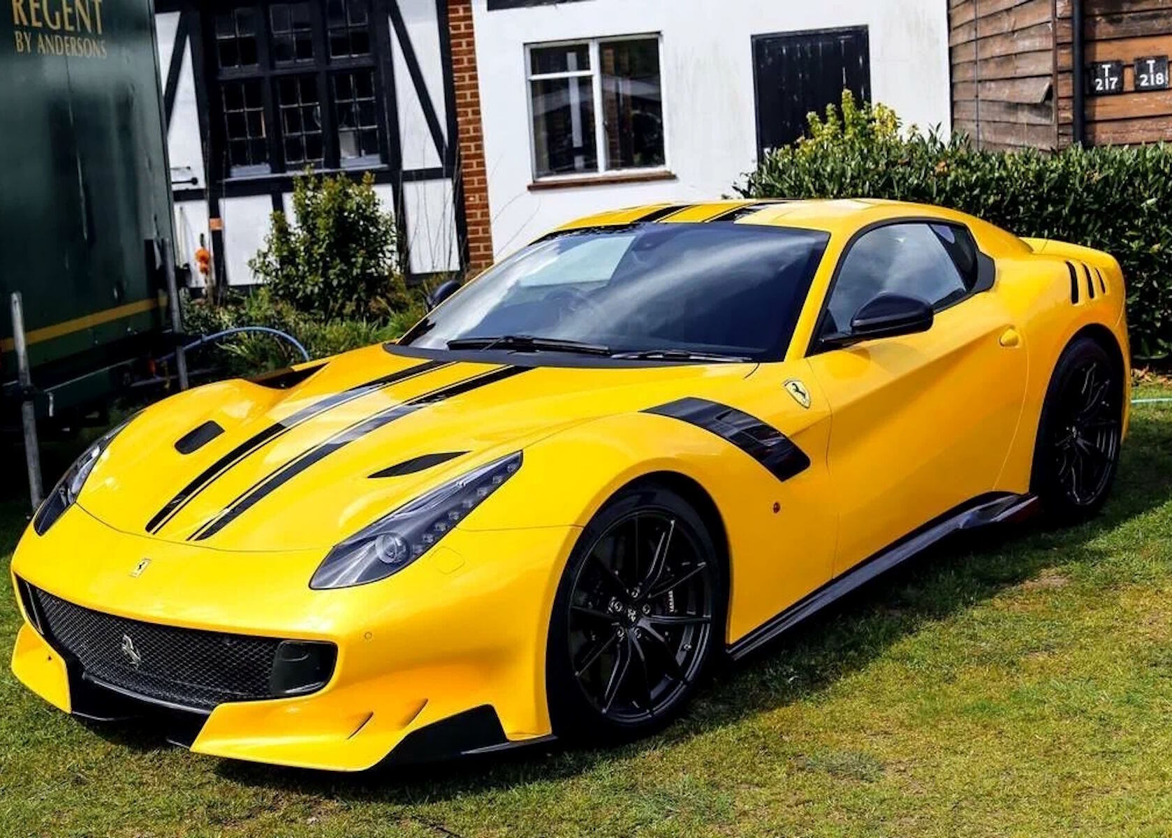 Ferrari желтый