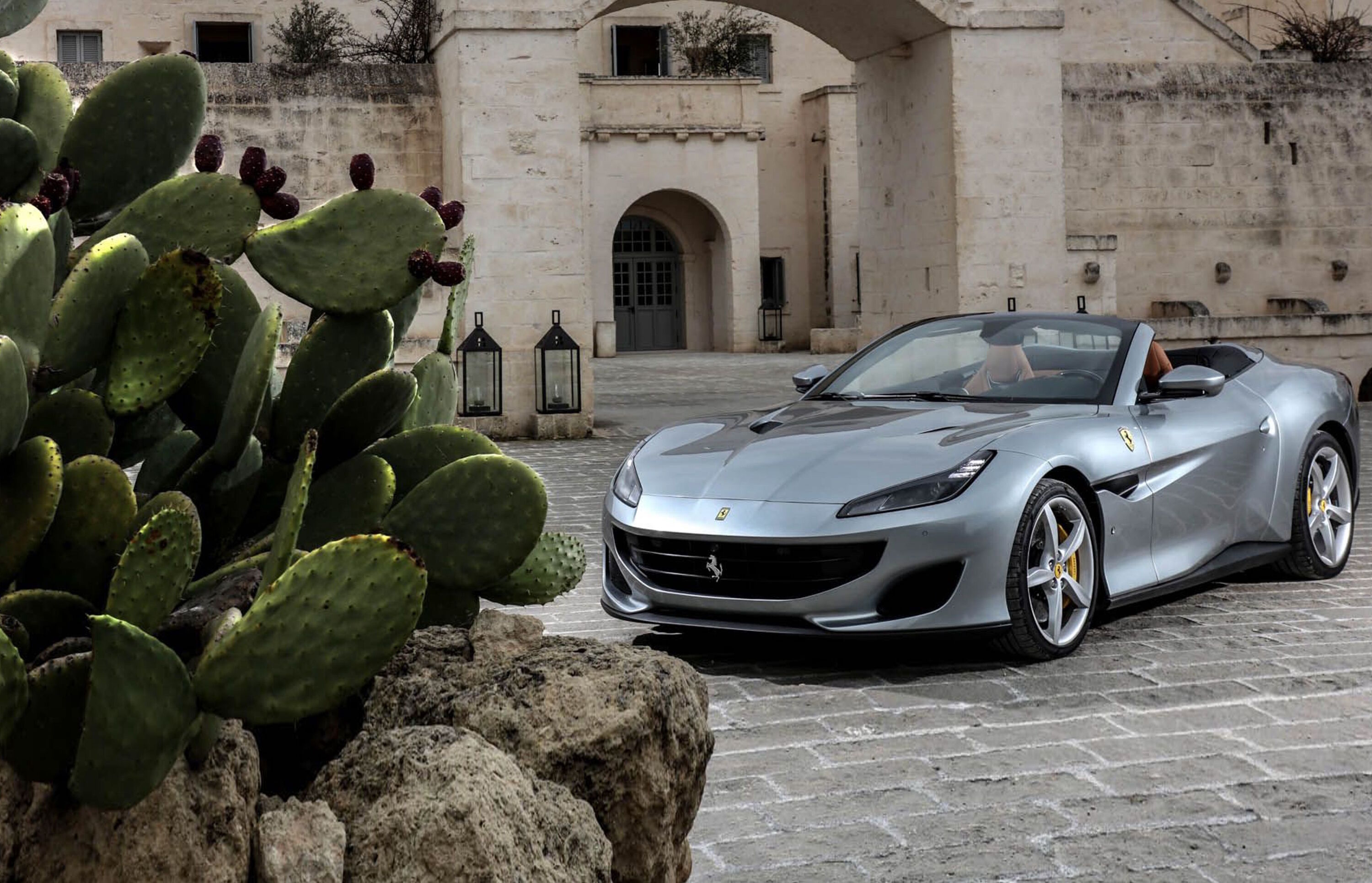 Серый Ferrari Portofino