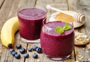 Смузи с банана и черники