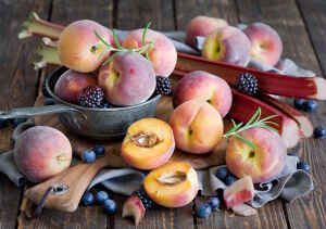 Персики и ягоды ежевики