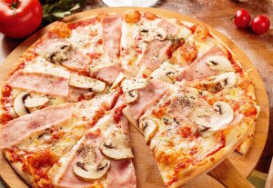 Пицца с ветчиной и грибами