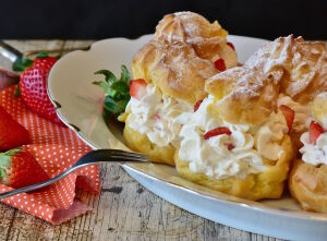 Профитроли с клубникой