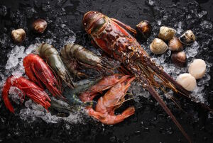 Омар и креветки