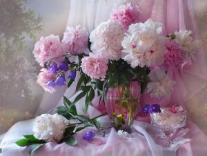 Нежная красота пионов в хрустальной вазе на скатерти из тонкого шелка