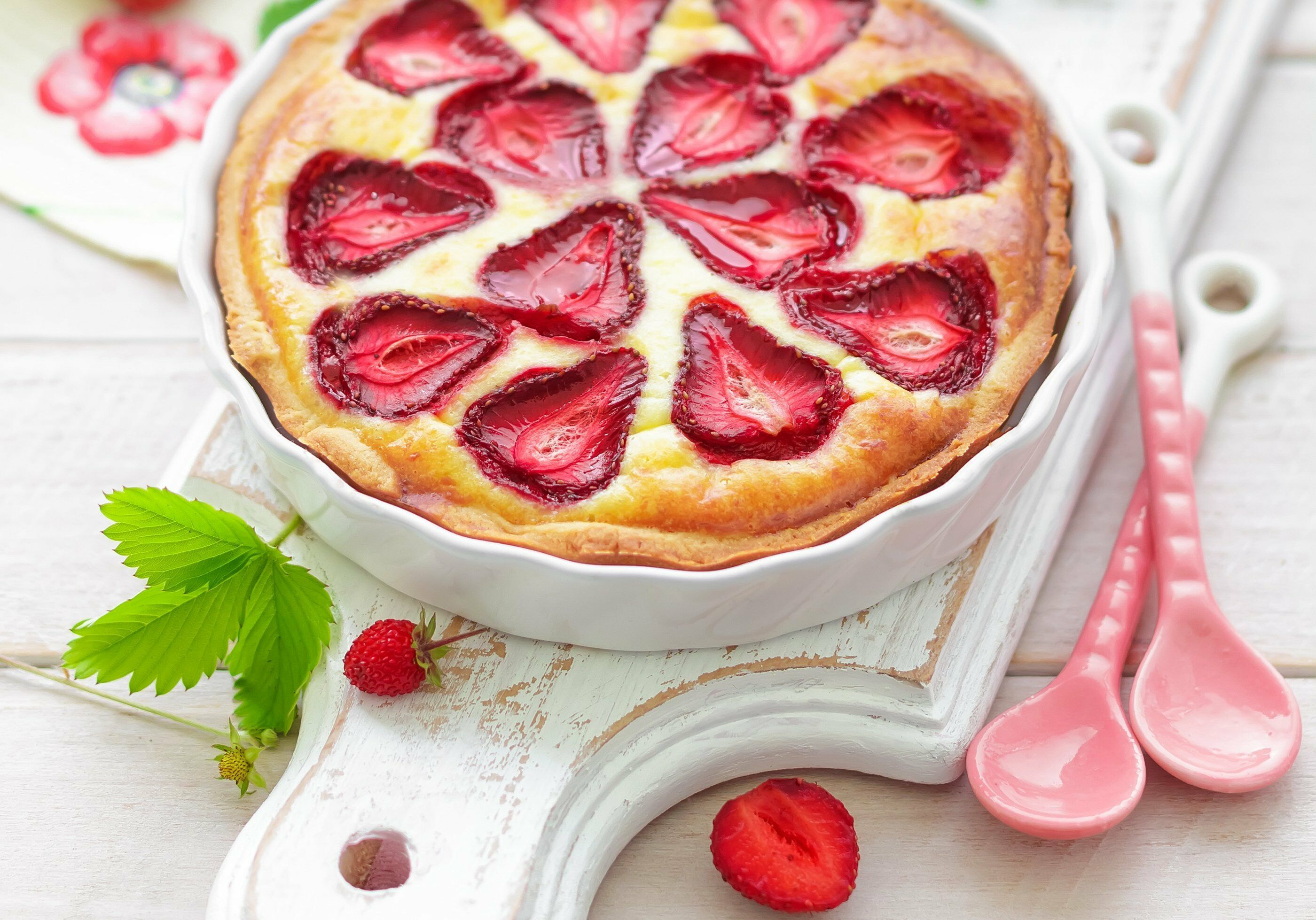 Пирог с яркой клубникой