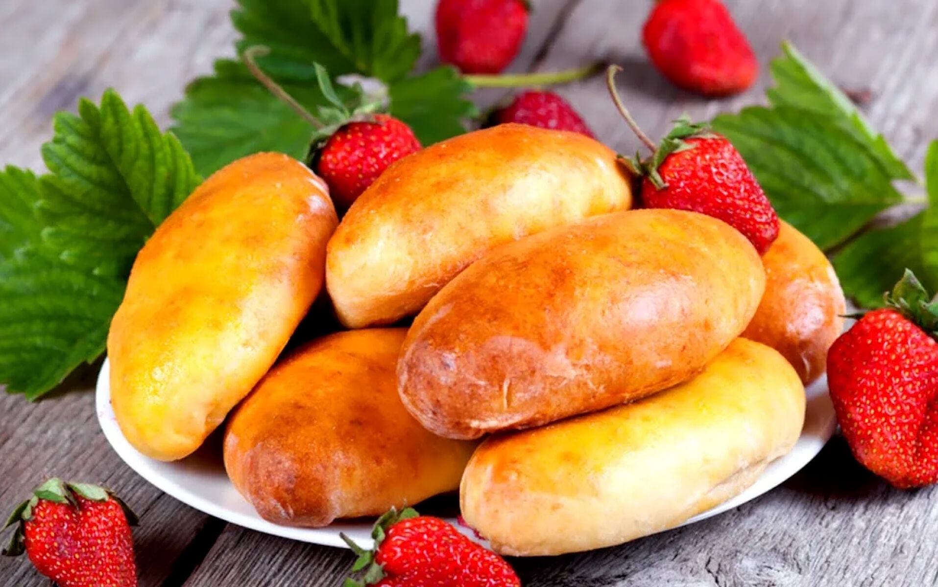 Пирожки и клубника