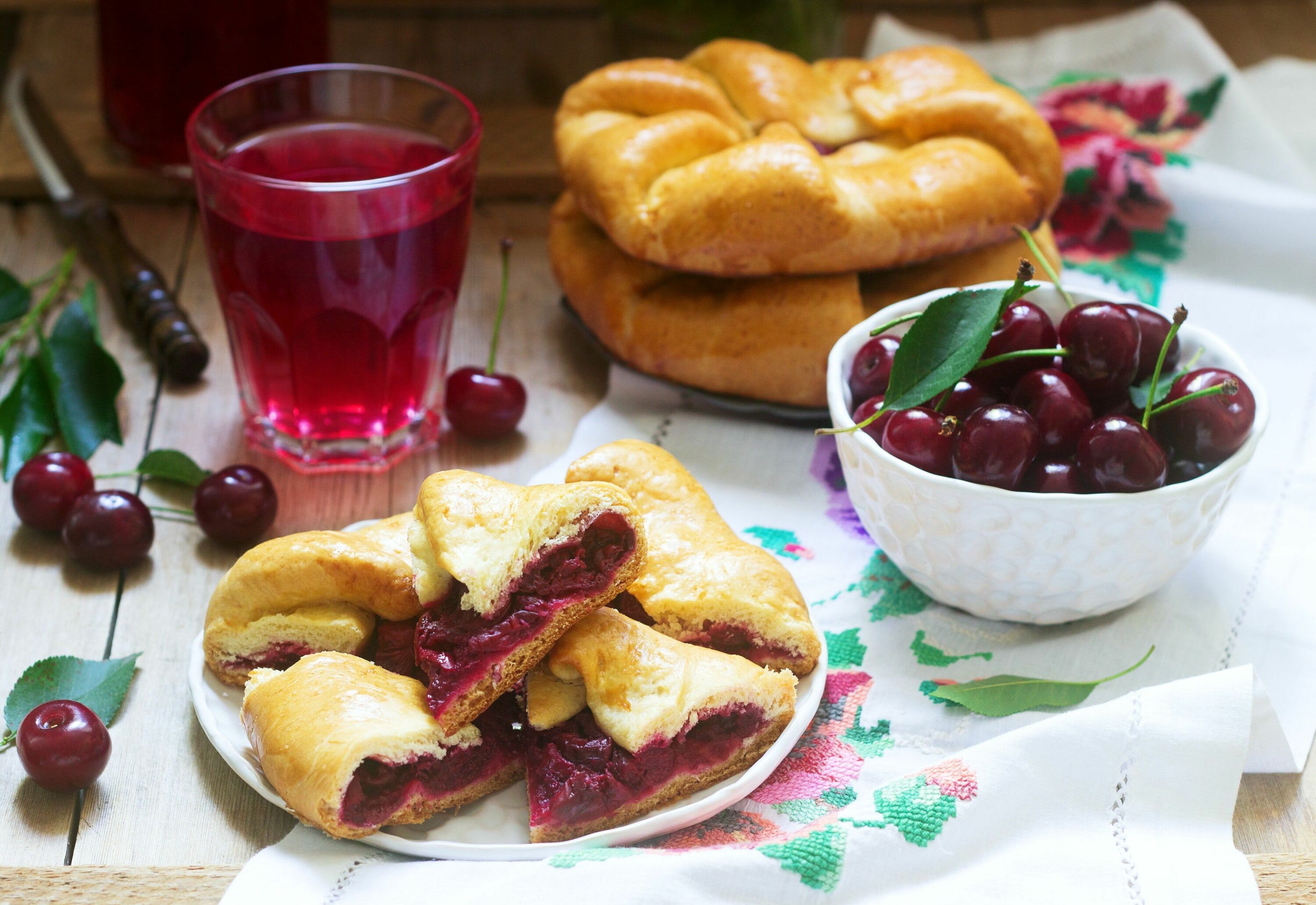 Булочки с вишней