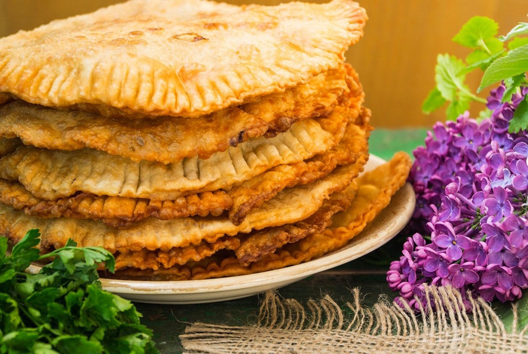 Чебуреки и сирень