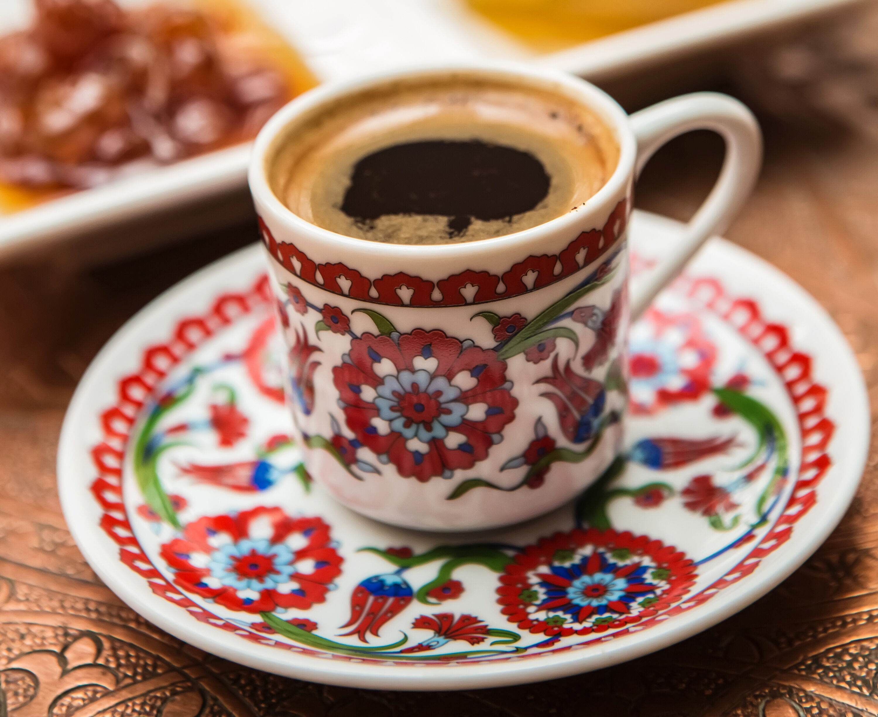 Турецкий кофе в расписной чашке