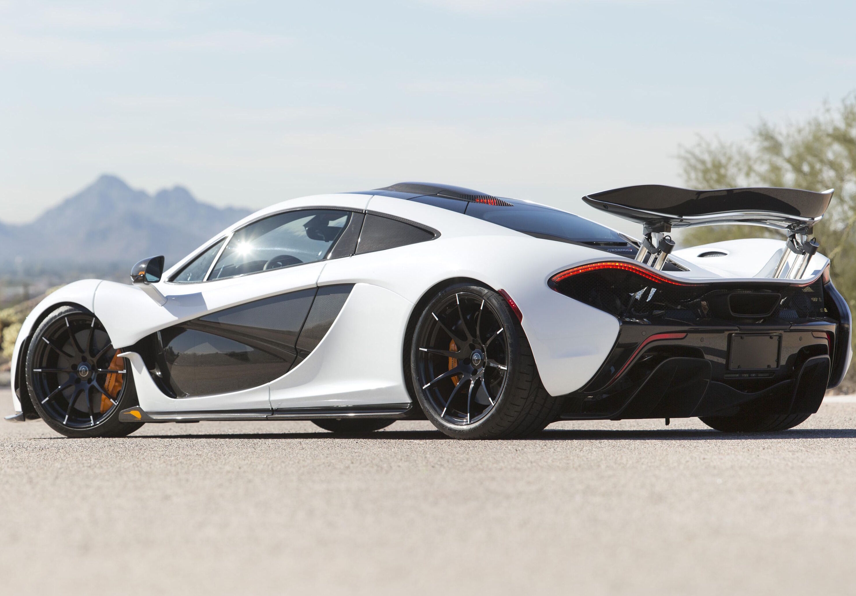 McLaren P1 белая