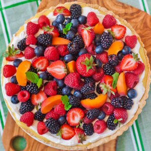 Ягодный пирог на столе