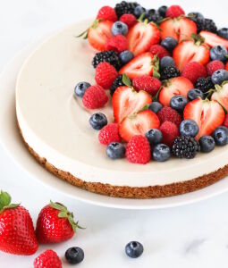 Чизкейк с разными ягодами