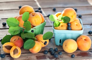 Абрикосы и черника