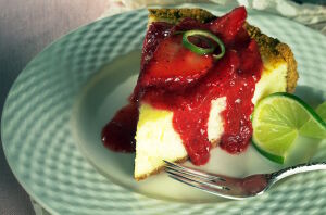 Чизкейк и клубничное варенье