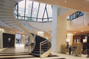 Посреди здания