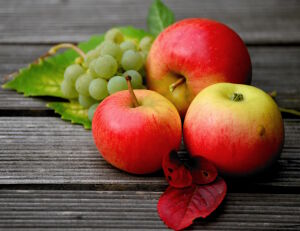 Три яблока и виноград