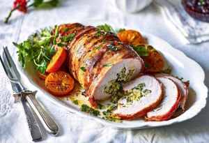 Мясной рулет с зеленью