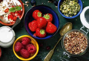 Овсянка с ягодами и йогуртом