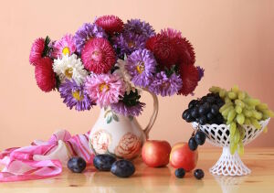 Букет с астрами и виноград