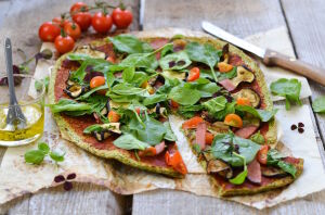 Пицца с зеленью и маслом