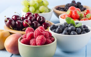 Ягоды в блюдечках