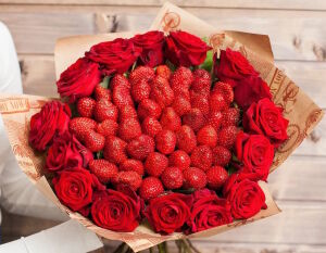 Букет с клубникой и розами