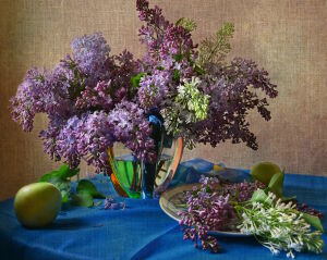 Сирень и яблоко