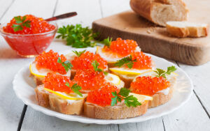 Багет с красной икоркой