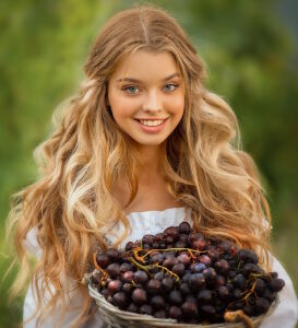 Девочка с виноградом